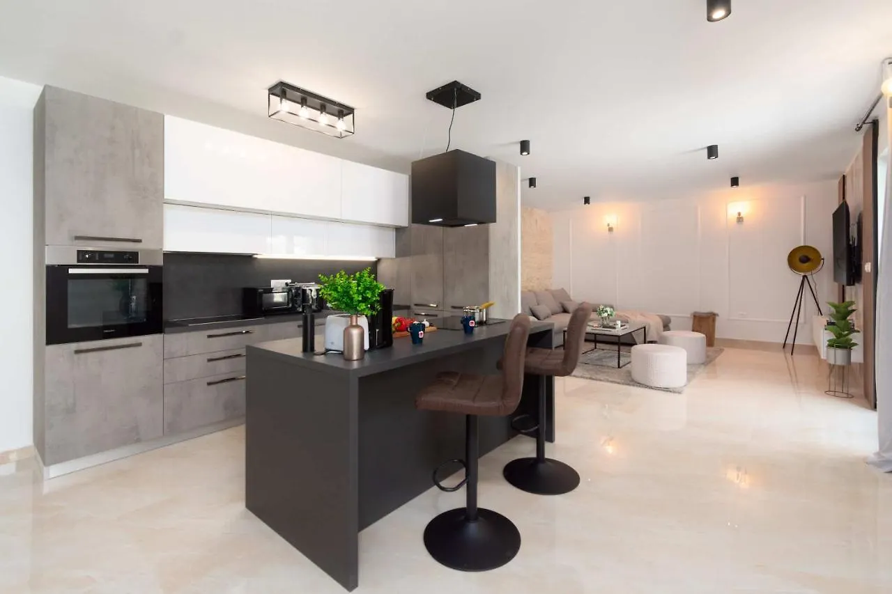 Kringa Villa Simone - Designer - Modern & Heritage Mix - Enclosed - Office
