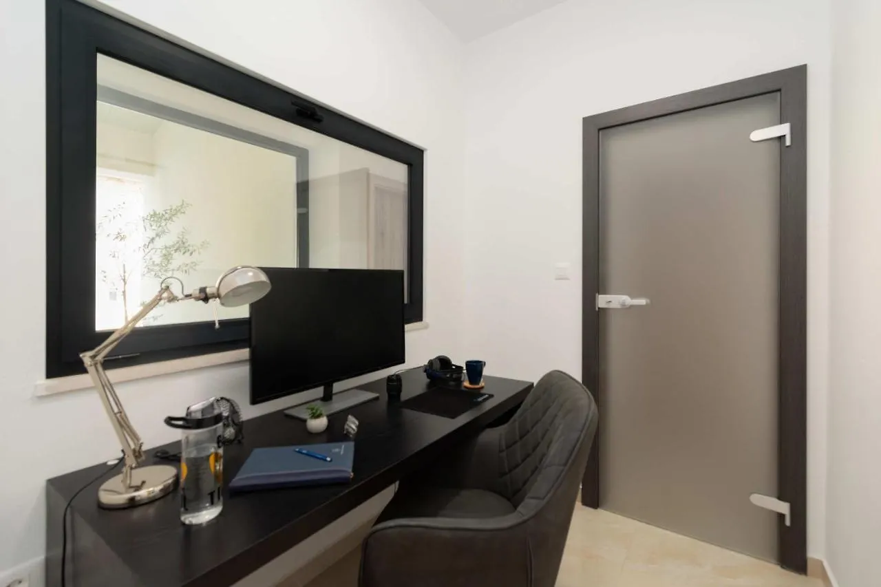 Kringa Villa Simone - Designer - Modern & Heritage Mix - Enclosed - Office