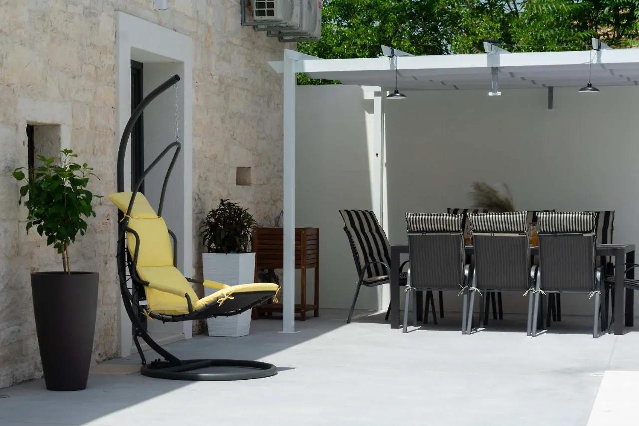 Kringa Villa Simone - Designer - Modern & Heritage Mix - Enclosed - Office