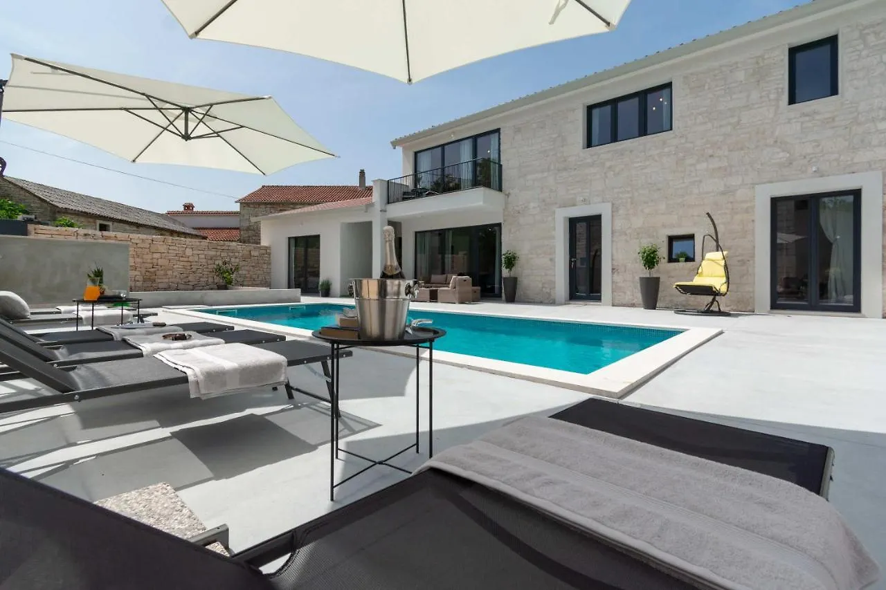 Kringa Villa Simone - Designer - Modern & Heritage Mix - Enclosed - Office 0*,  קרואטיה