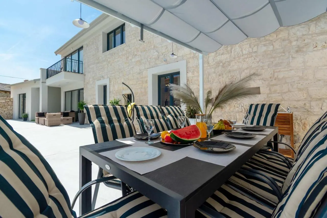Kringa Villa Simone - Designer - Modern & Heritage Mix - Enclosed - Office