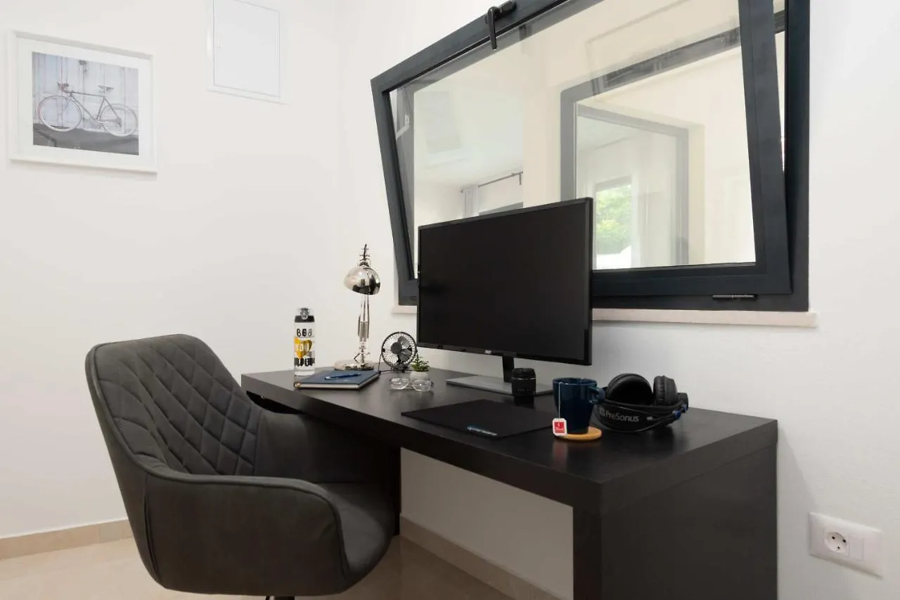 Kringa Villa Simone - Designer - Modern & Heritage Mix - Enclosed - Office