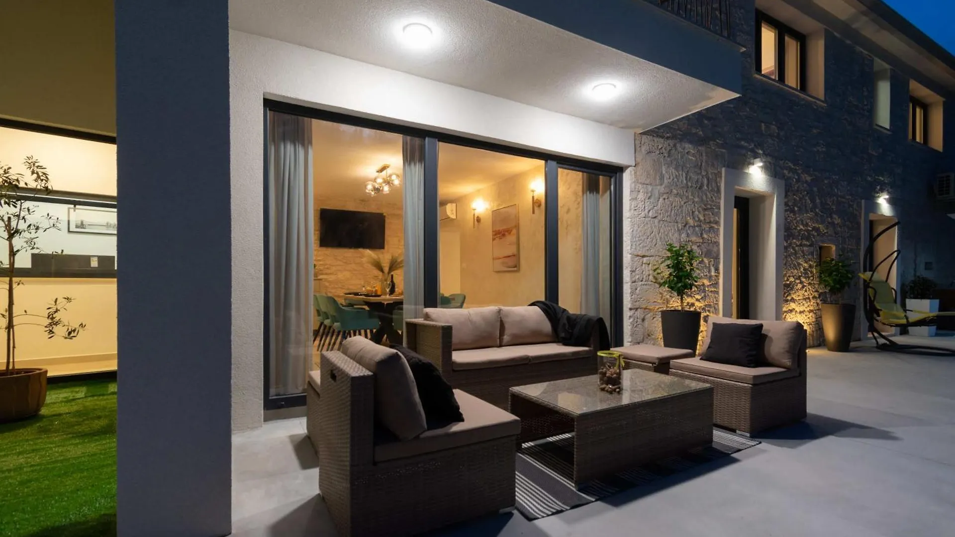 Kringa Villa Simone - Designer - Modern & Heritage Mix - Enclosed - Office