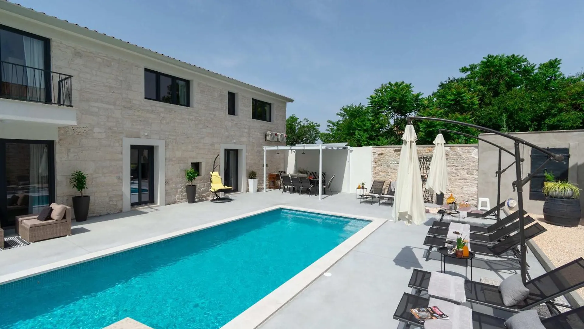 Kringa Villa Simone - Designer - Modern & Heritage Mix - Enclosed - Office