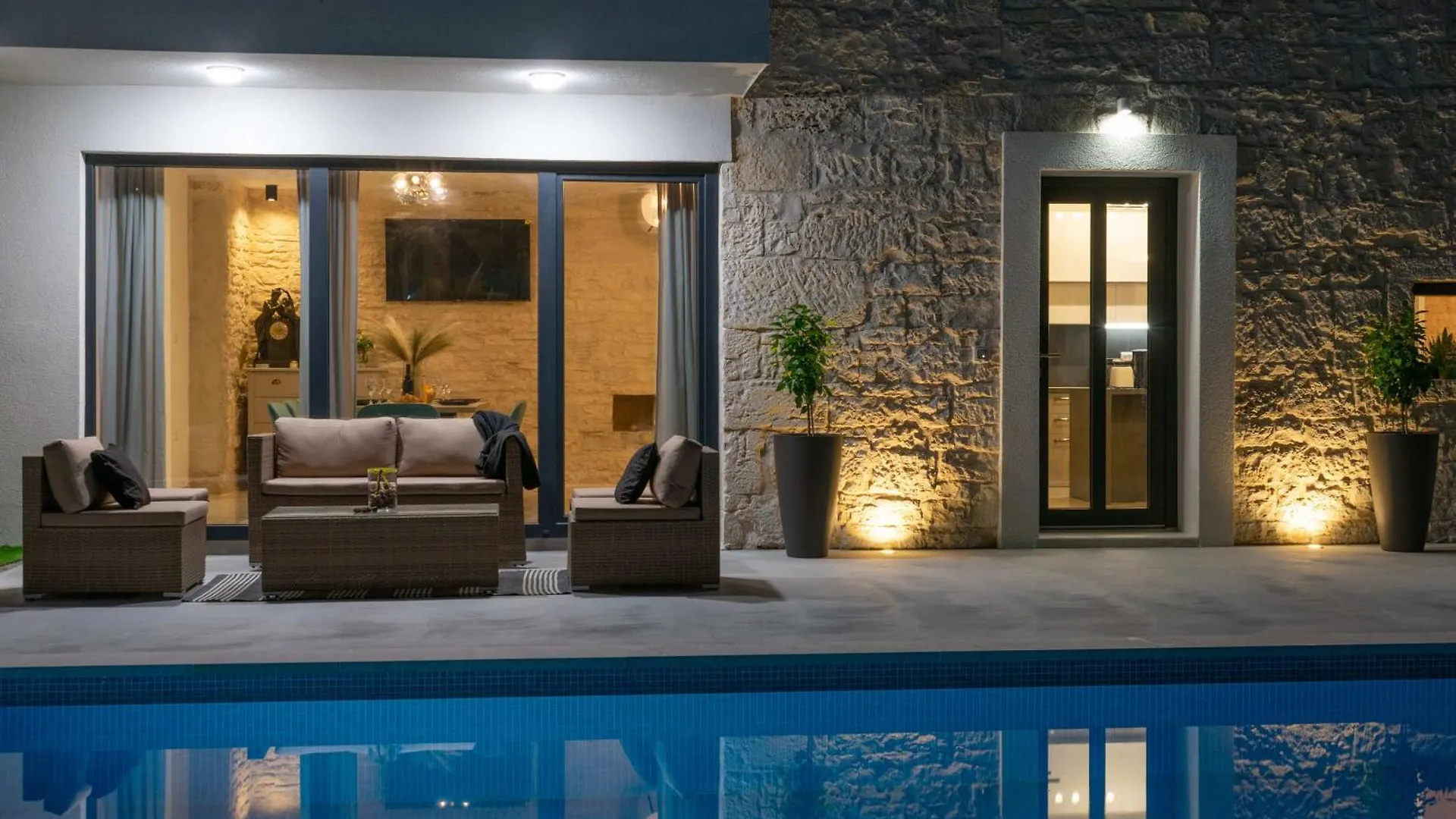 Kringa Villa Simone - Designer - Modern & Heritage Mix - Enclosed - Office